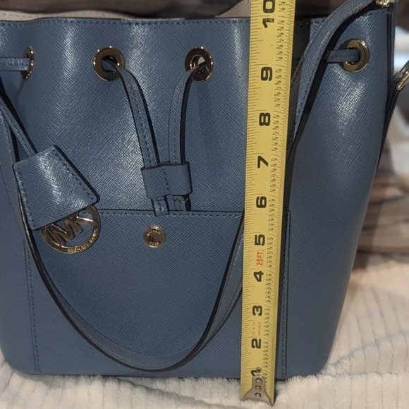 AUTH Michael Kors Greenwich Saffiano Leather Bucket Bag. - Picture 10 of 12